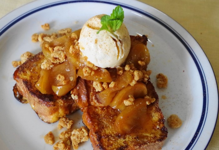 French-toast with caramelized apples